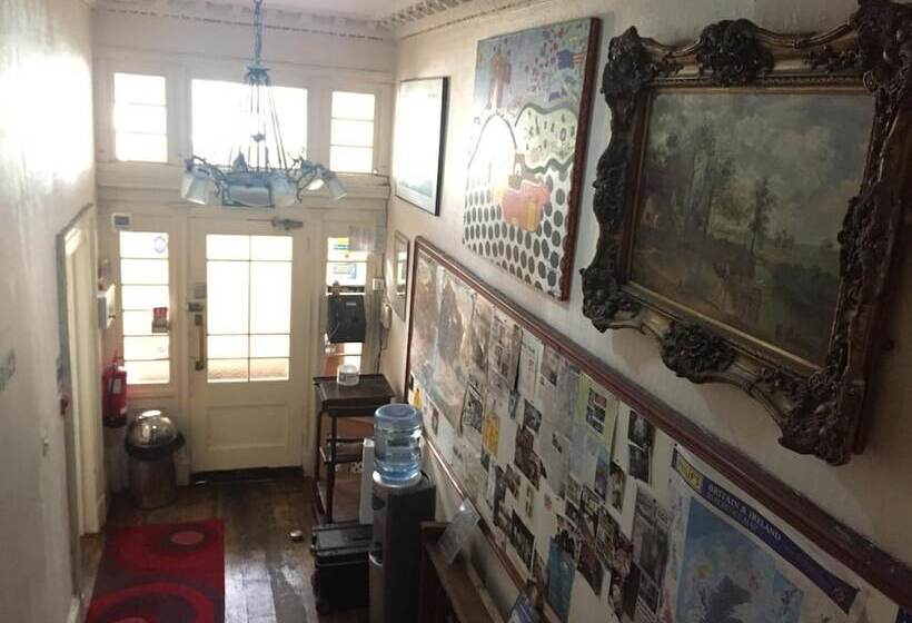 فندق صغير Embassie Backpackers