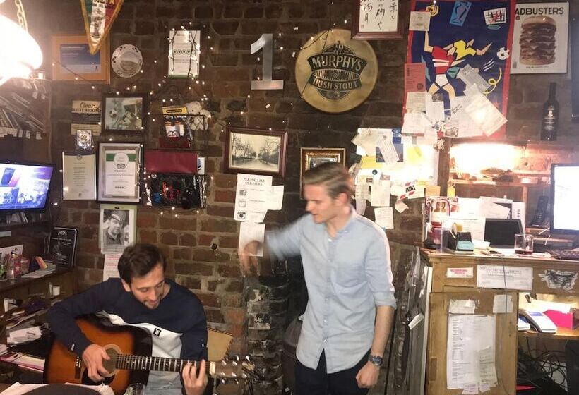 فندق صغير Embassie Backpackers