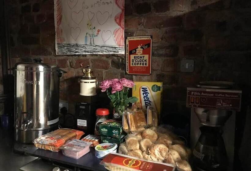 فندق صغير Embassie Backpackers