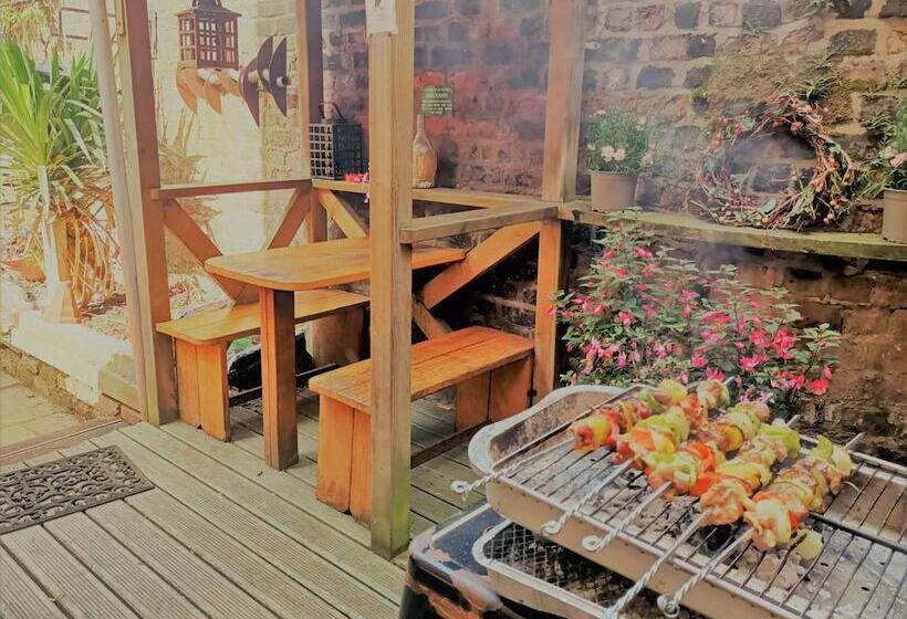 فندق صغير Embassie Backpackers