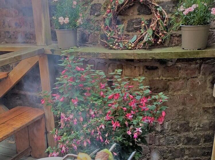 فندق صغير Embassie Backpackers