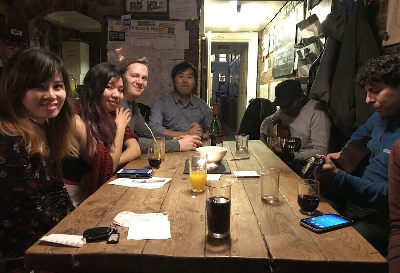 فندق صغير Embassie Backpackers