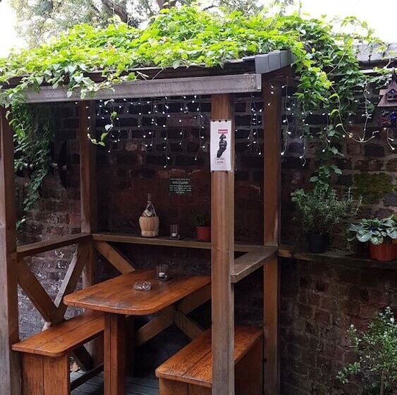 فندق صغير Embassie Backpackers