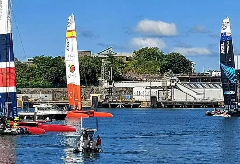 تختخواب و صبحانه The Kynance House On Plymouth Hoe ,26 Ensuite Rooms