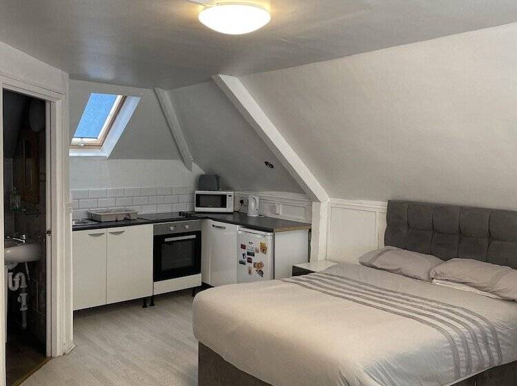 בית מלון כפרי The New George