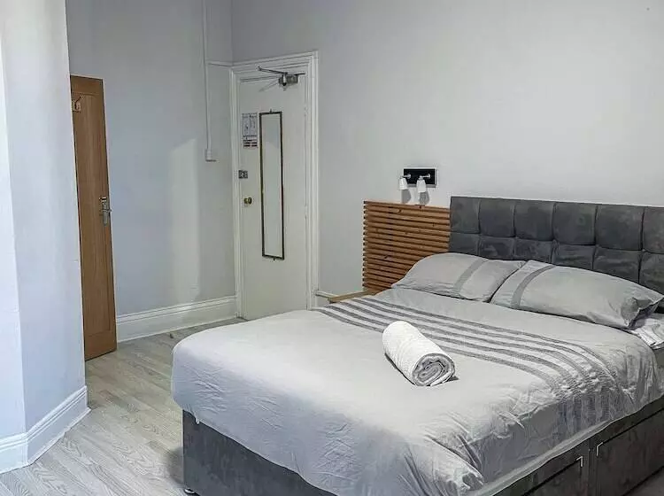 Hotel The New George