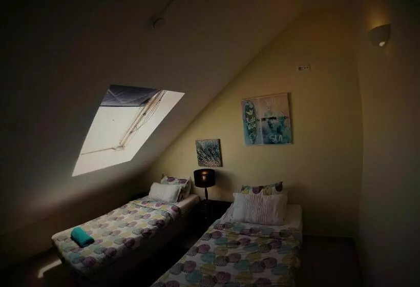 هتل Peniche Surf Lodge 1