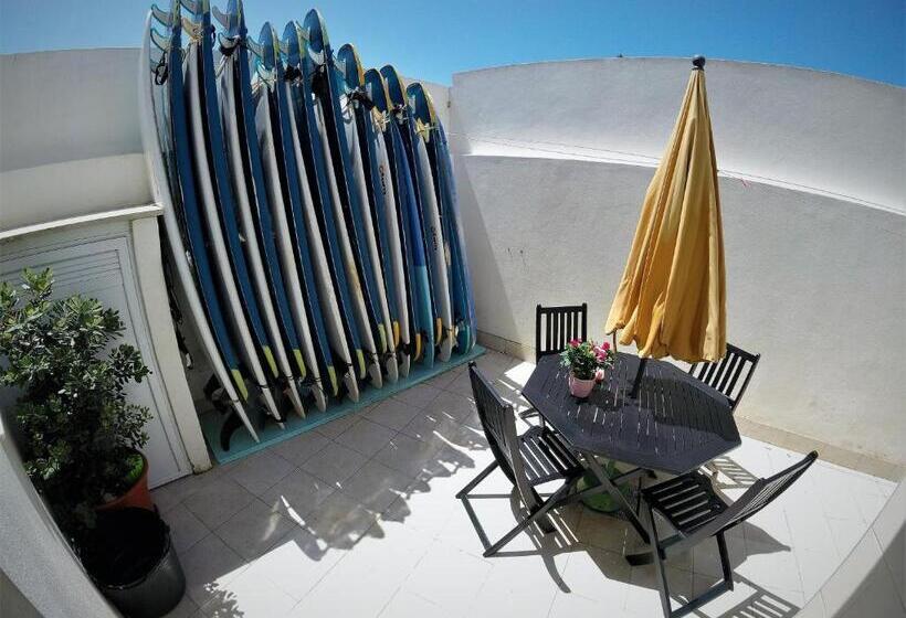 هتل Peniche Surf Lodge 1