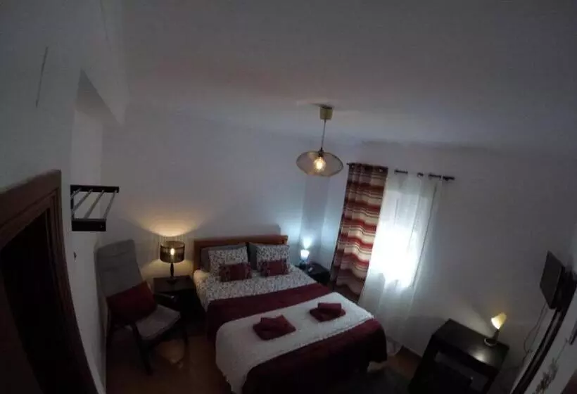 هتل Peniche Surf Lodge 1