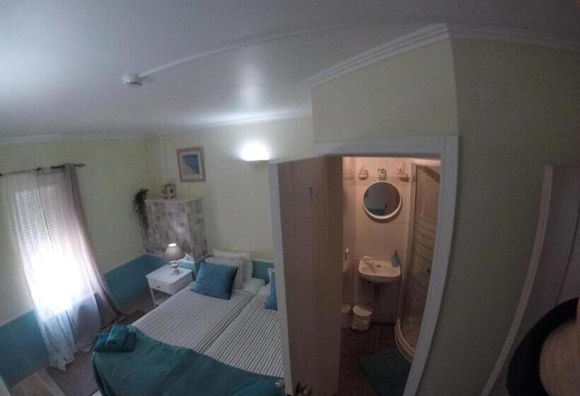 هتل Peniche Surf Lodge 1