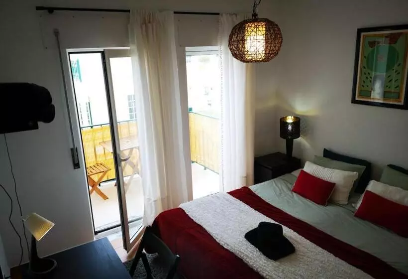 هتل Peniche Surf Lodge 1