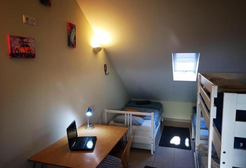 هتل Peniche Surf Lodge 1