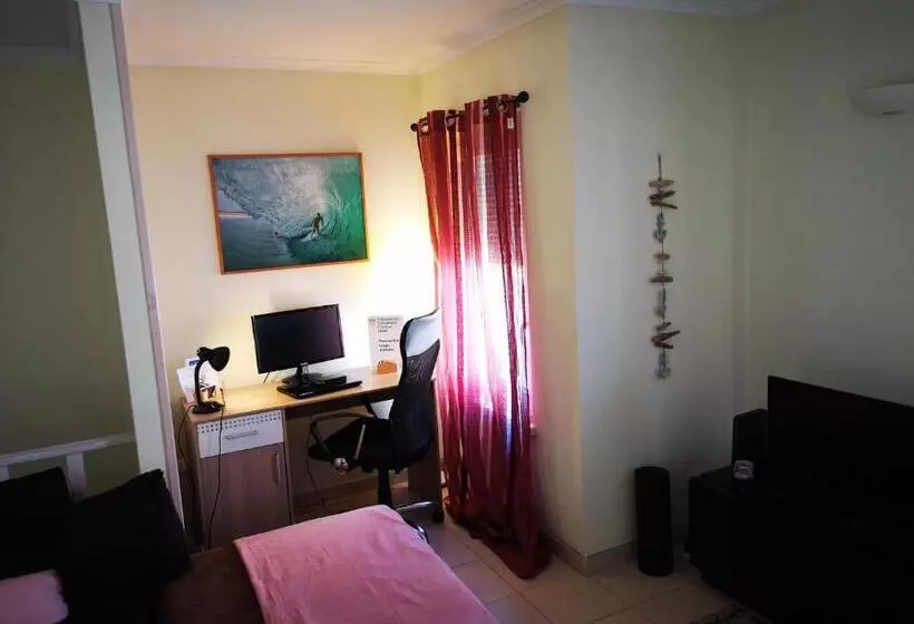 هتل Peniche Surf Lodge 1
