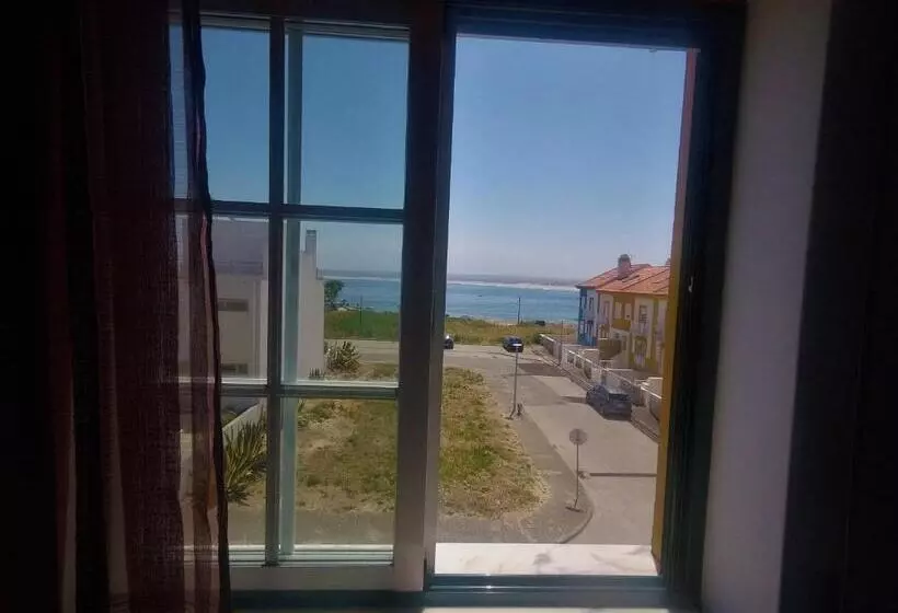 هتل Peniche Surf Lodge 1