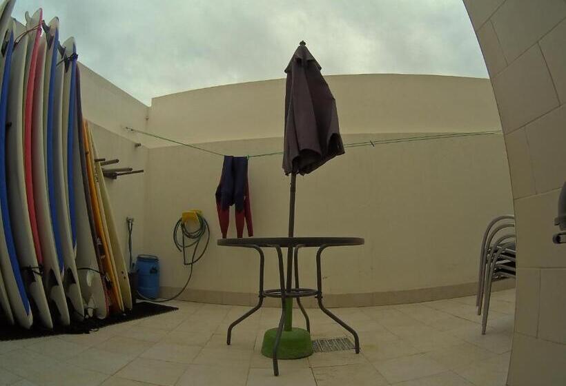 هتل Peniche Surf Lodge 1