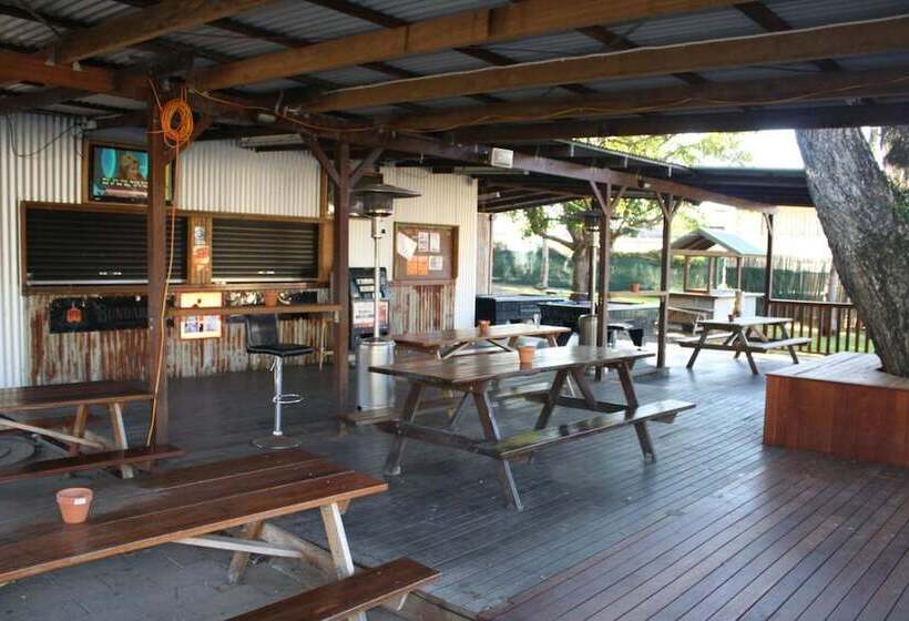 فندق صغير Nomads Airlie Beach