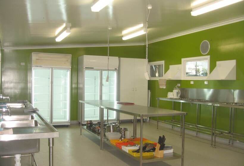 فندق صغير Nomads Airlie Beach