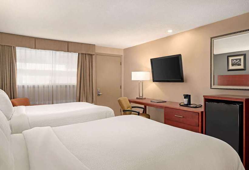 هتل Days Inn By Wyndham Fredericton