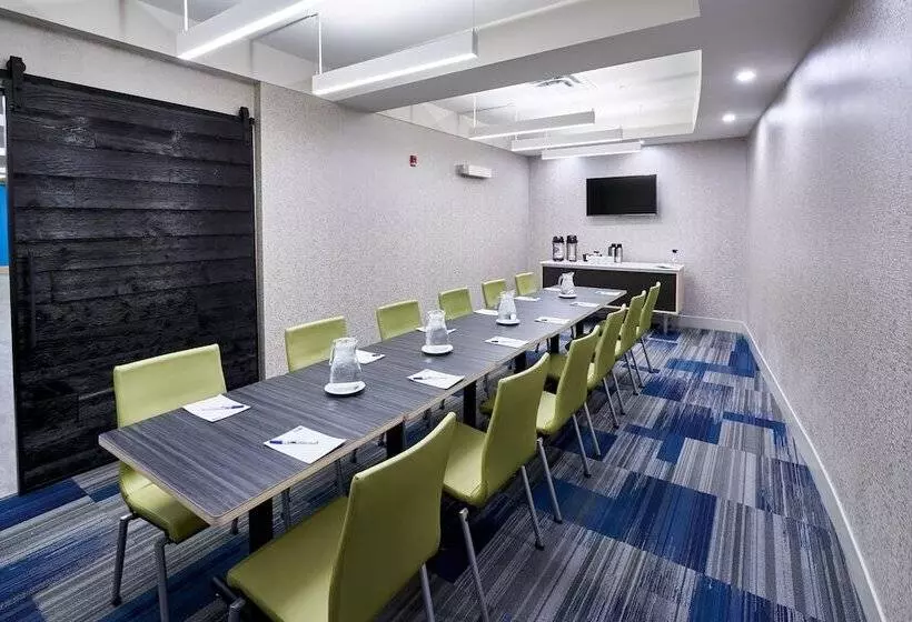 Holiday Inn Express Hotel & Suites Dieppe Airport, An Ihg