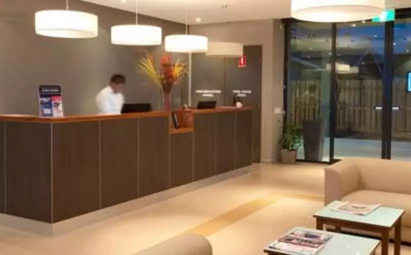 Отель Horsham International