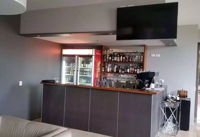 Отель Horsham International