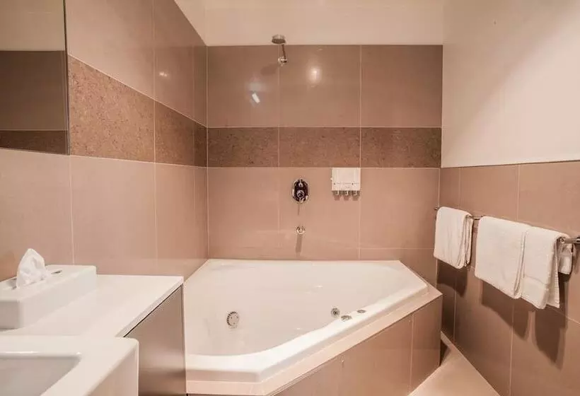 Отель Horsham International