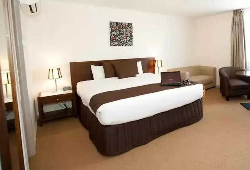 Отель Horsham International