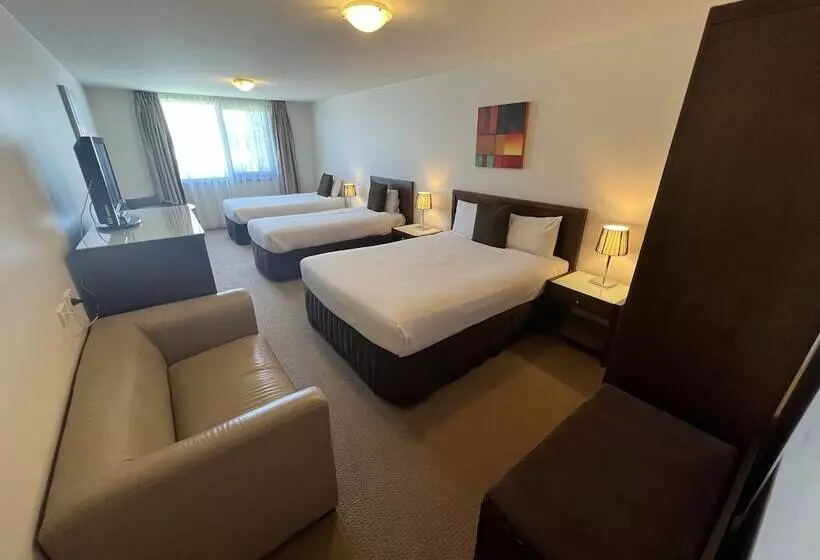 Отель Horsham International