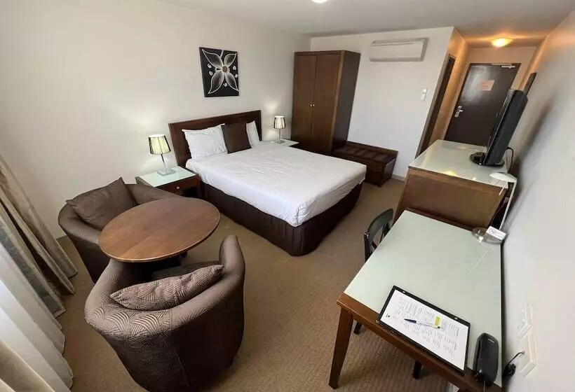 Отель Horsham International