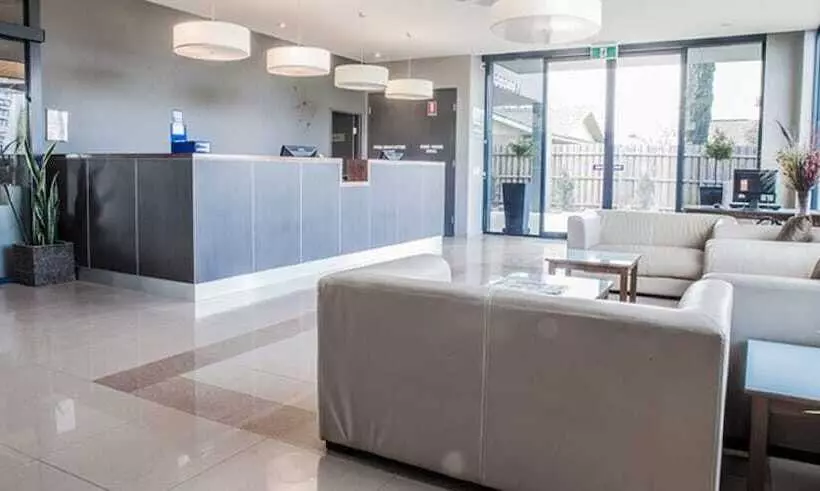 Отель Horsham International