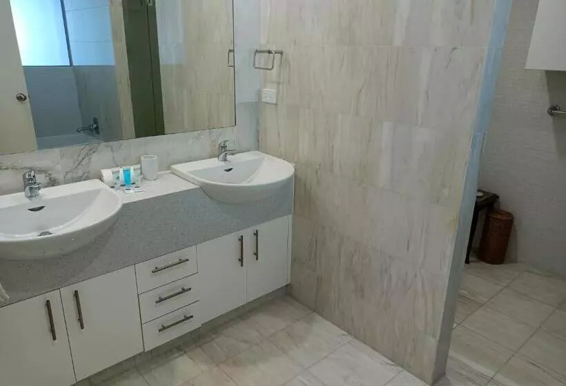 Отель The Grand Apartments