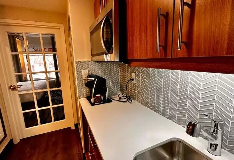 Newmarket Hotel And Suites