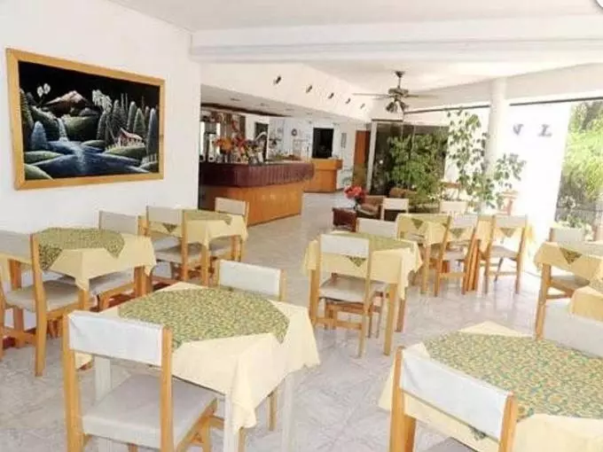 هتل Reviens