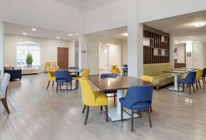 ホテル Comfort Inn & Suites Rustoneast