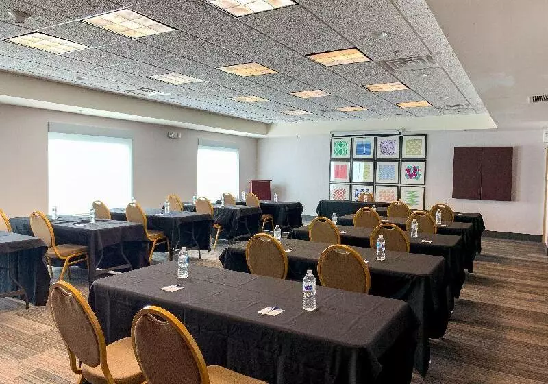 Hotelli Holiday Inn Express & Suites Lexington Downtown Area Keeneland, An Ihg