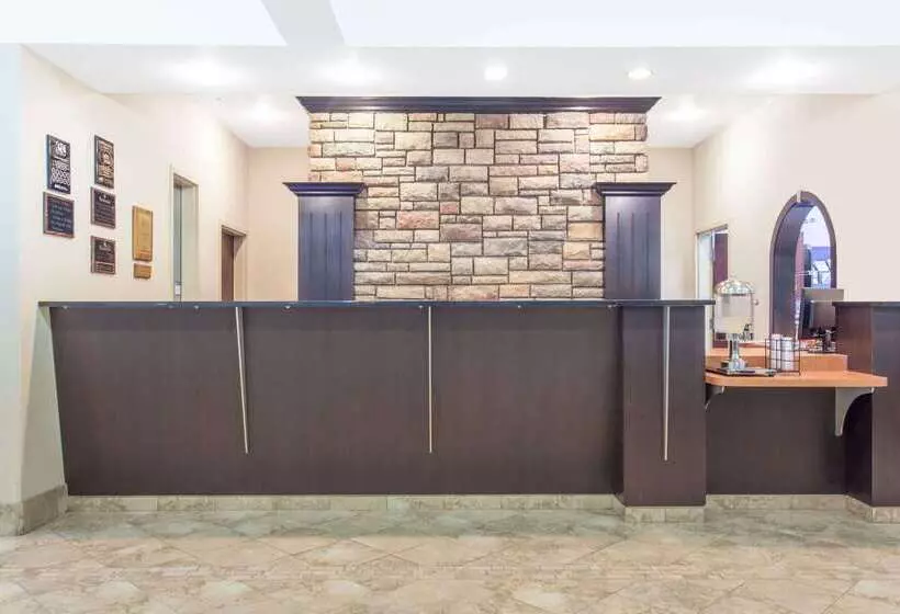 בית מלון כפרי Ramada By Wyndham Pincher Creek