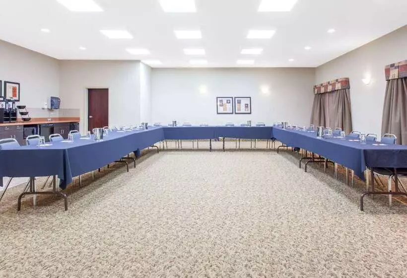 בית מלון כפרי Ramada By Wyndham Pincher Creek