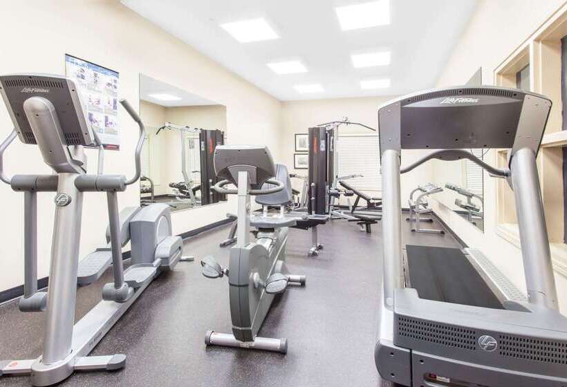 Отель Ramada By Wyndham Pincher Creek