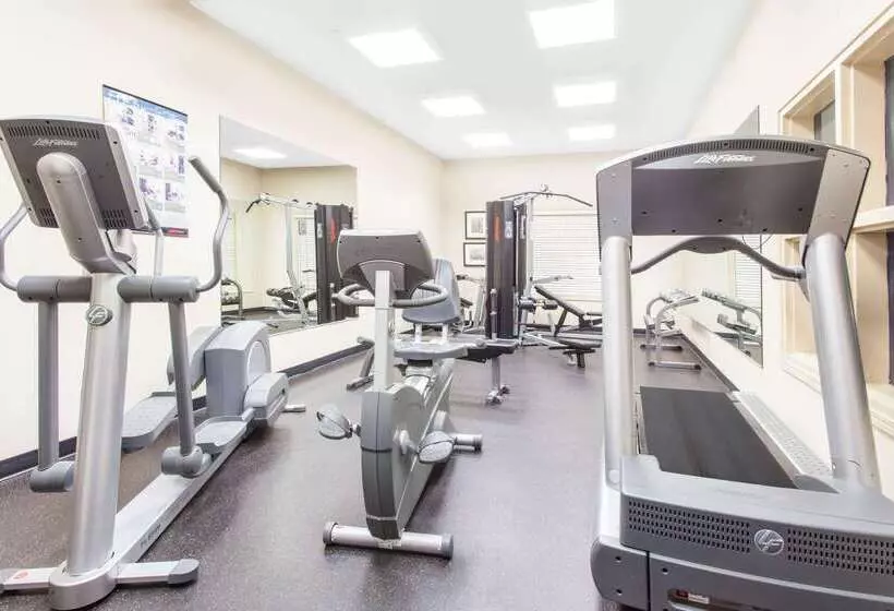 בית מלון כפרי Ramada By Wyndham Pincher Creek