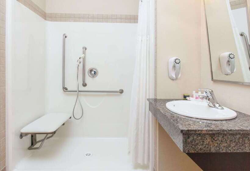 Отель Ramada By Wyndham Pincher Creek