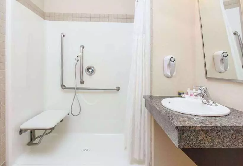 בית מלון כפרי Ramada By Wyndham Pincher Creek