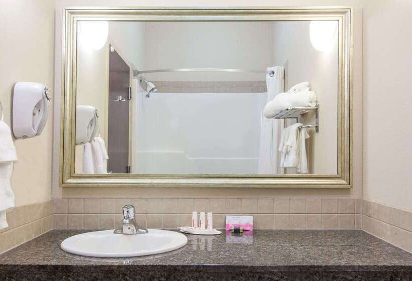 Отель Ramada By Wyndham Pincher Creek