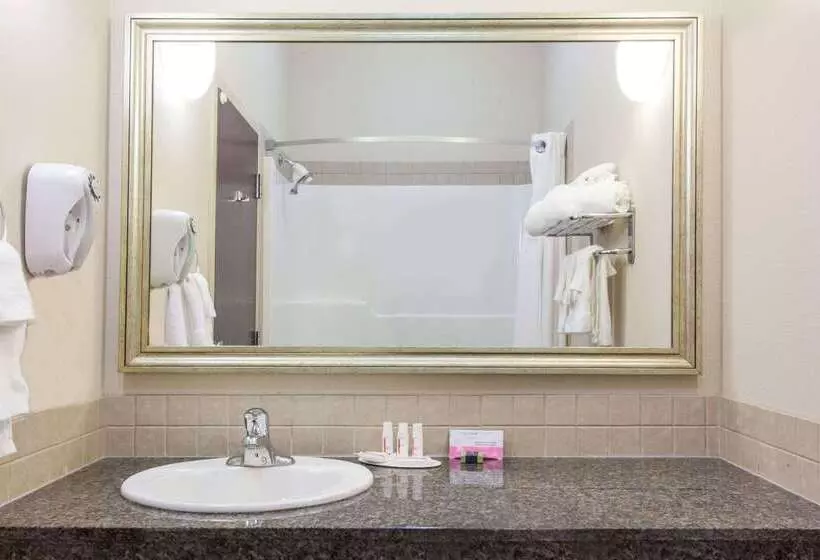 בית מלון כפרי Ramada By Wyndham Pincher Creek