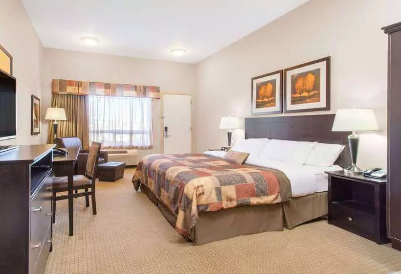 בית מלון כפרי Ramada By Wyndham Pincher Creek