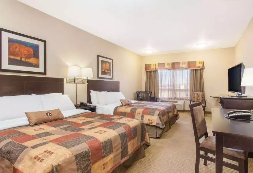 בית מלון כפרי Ramada By Wyndham Pincher Creek