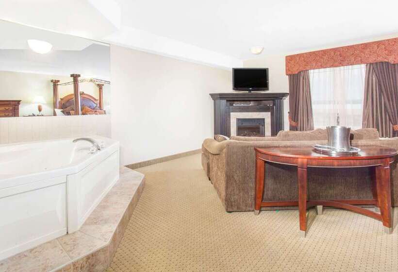 Отель Ramada By Wyndham Pincher Creek