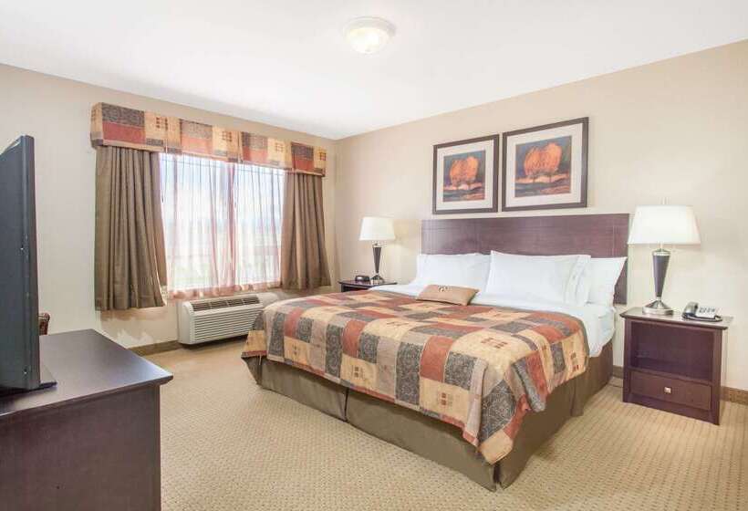 Отель Ramada By Wyndham Pincher Creek