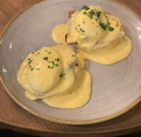 Отель The Fountain Inn & Riverside Restaurant