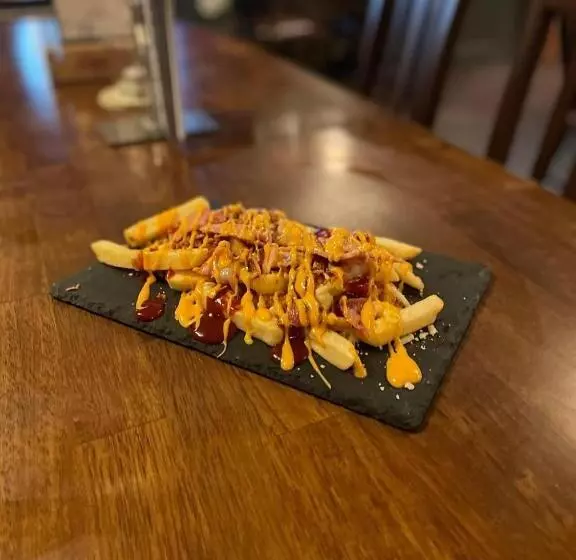 酒店 The Fountain Inn & Riverside Restaurant