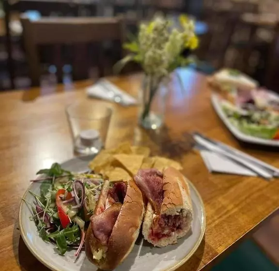 酒店 The Fountain Inn & Riverside Restaurant